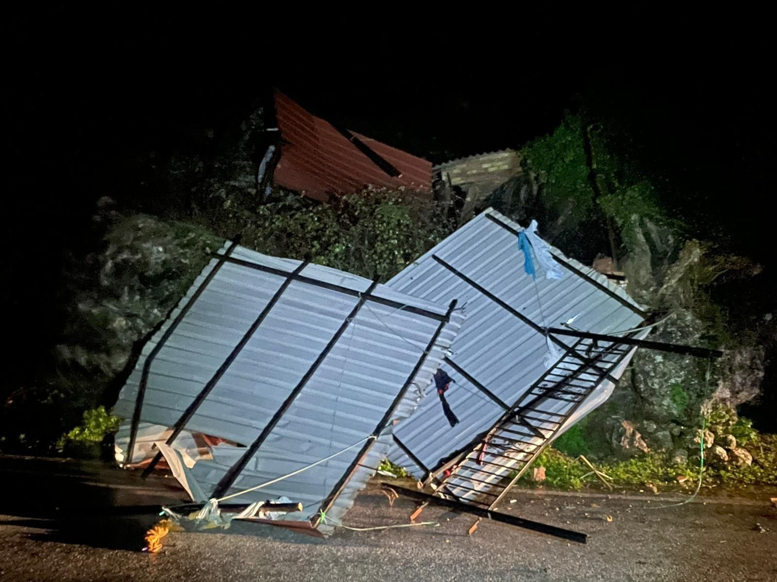Estructura que salió volando en Benaoján.