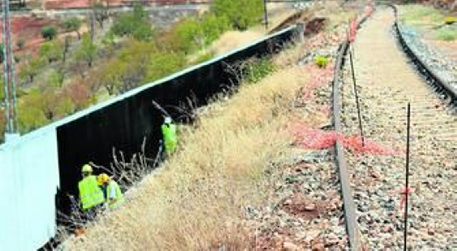 En la zona de la Venta del Rayo un grupo de operarios impermeabilizaron ayer un muro de hormigón aledaño a la vía del tren.