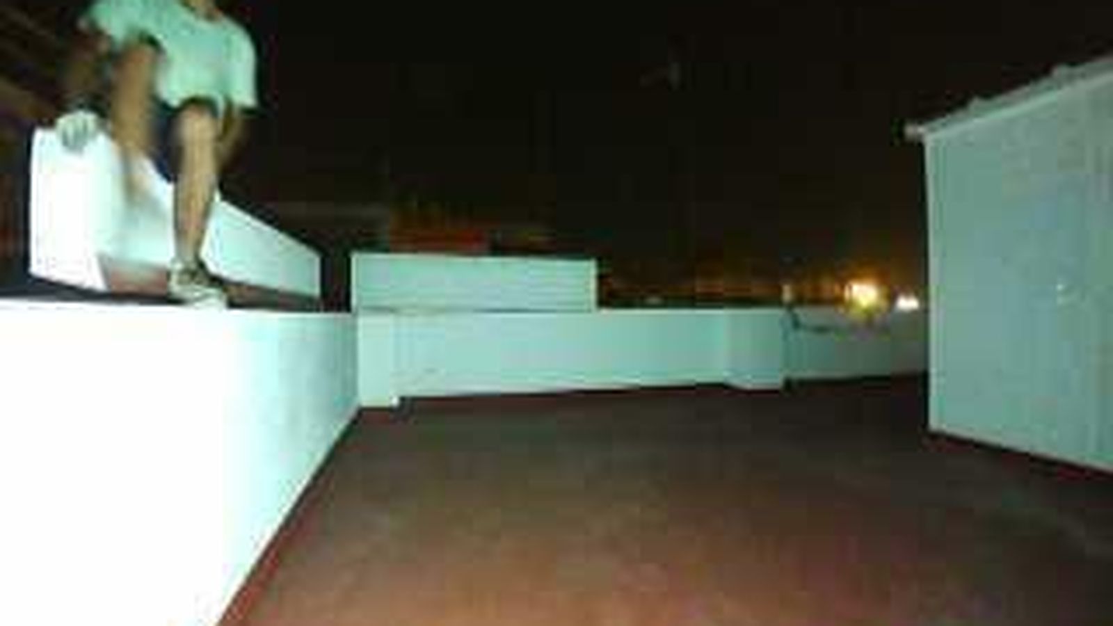 El ladrón, entrando en la azotea de la vivienda.