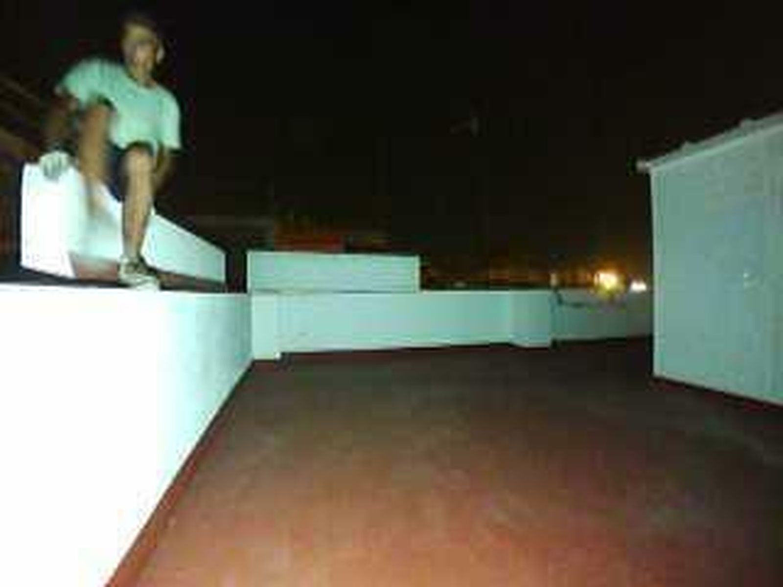 El ladrón, entrando en la azotea de la vivienda.