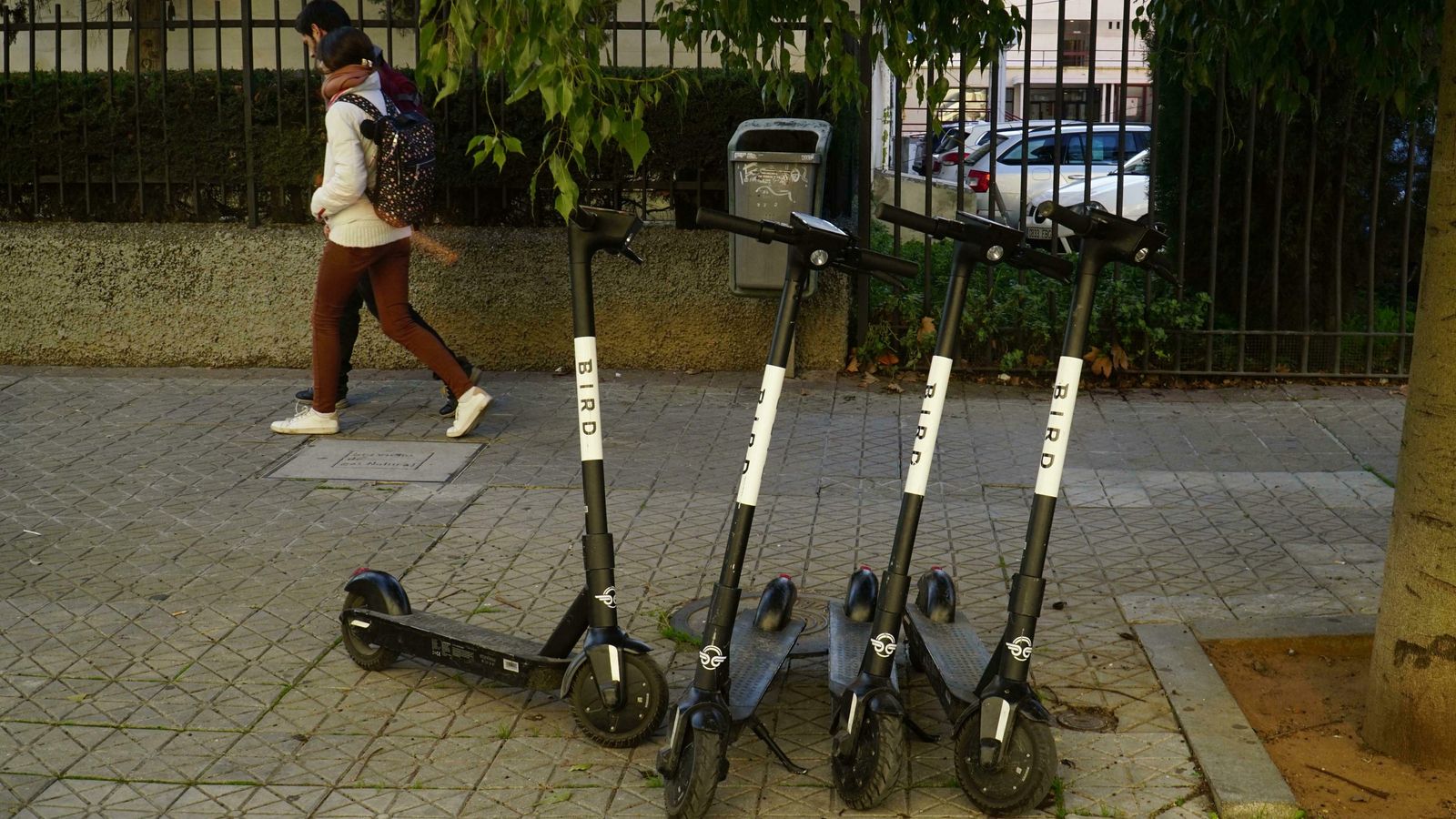 Patinetes aparcados en la vía pública