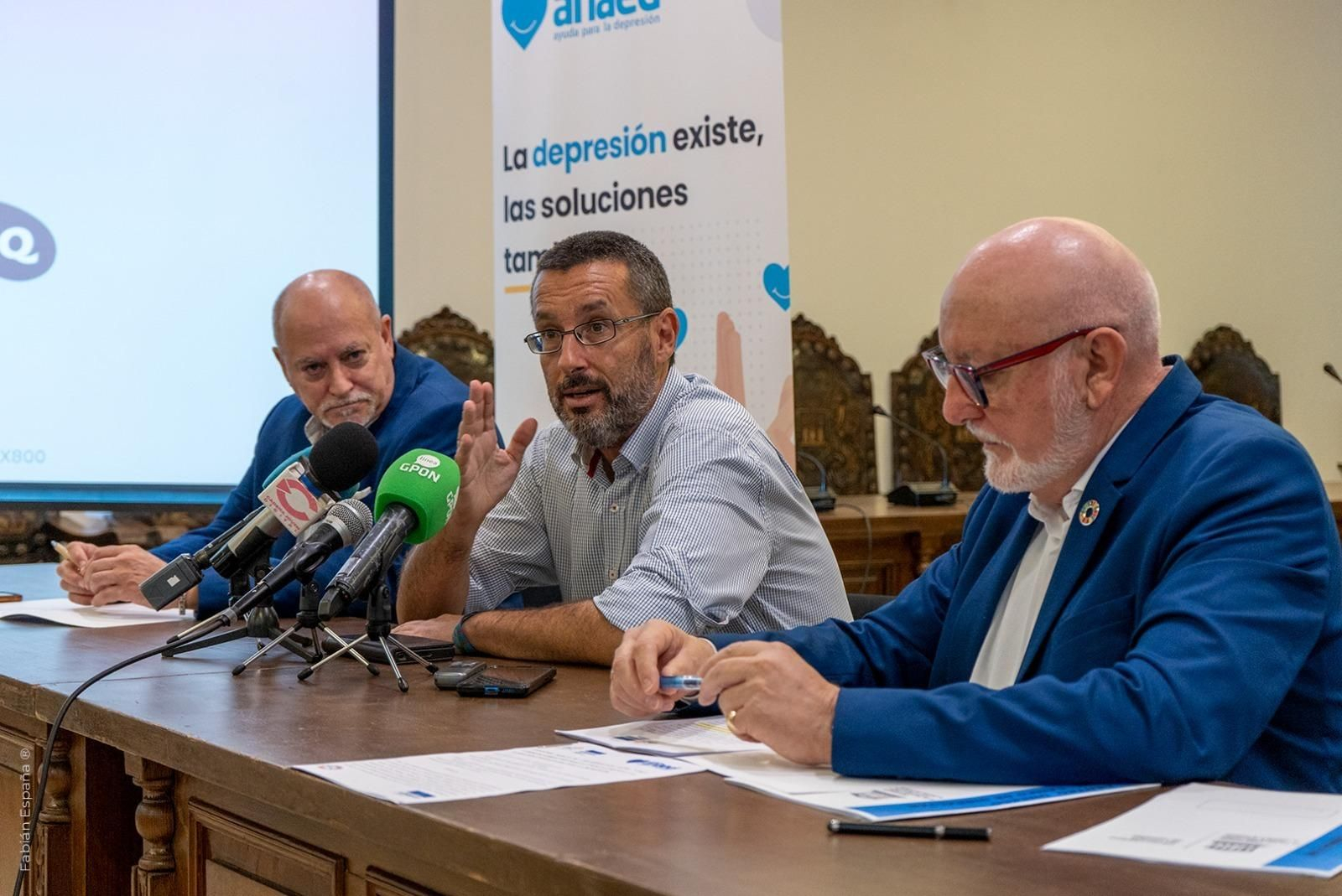 Juan Franco, escoltado por José Ramón Pages y Juan Rodríguez