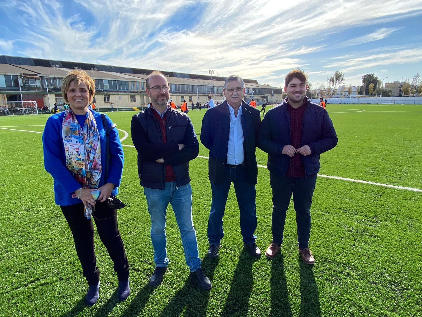 Los ediles de AxSí sobre el césped del Virgen del Carmen