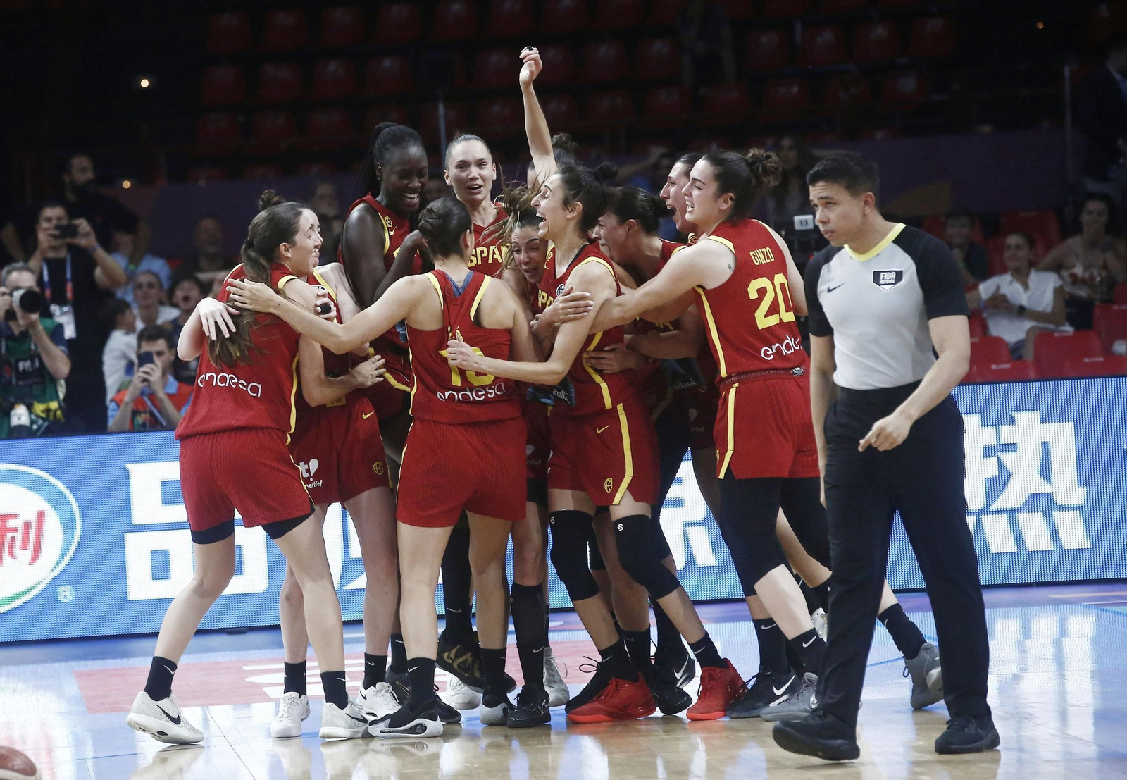 La selección española femenina de baloncesto celebra un triunfo.
