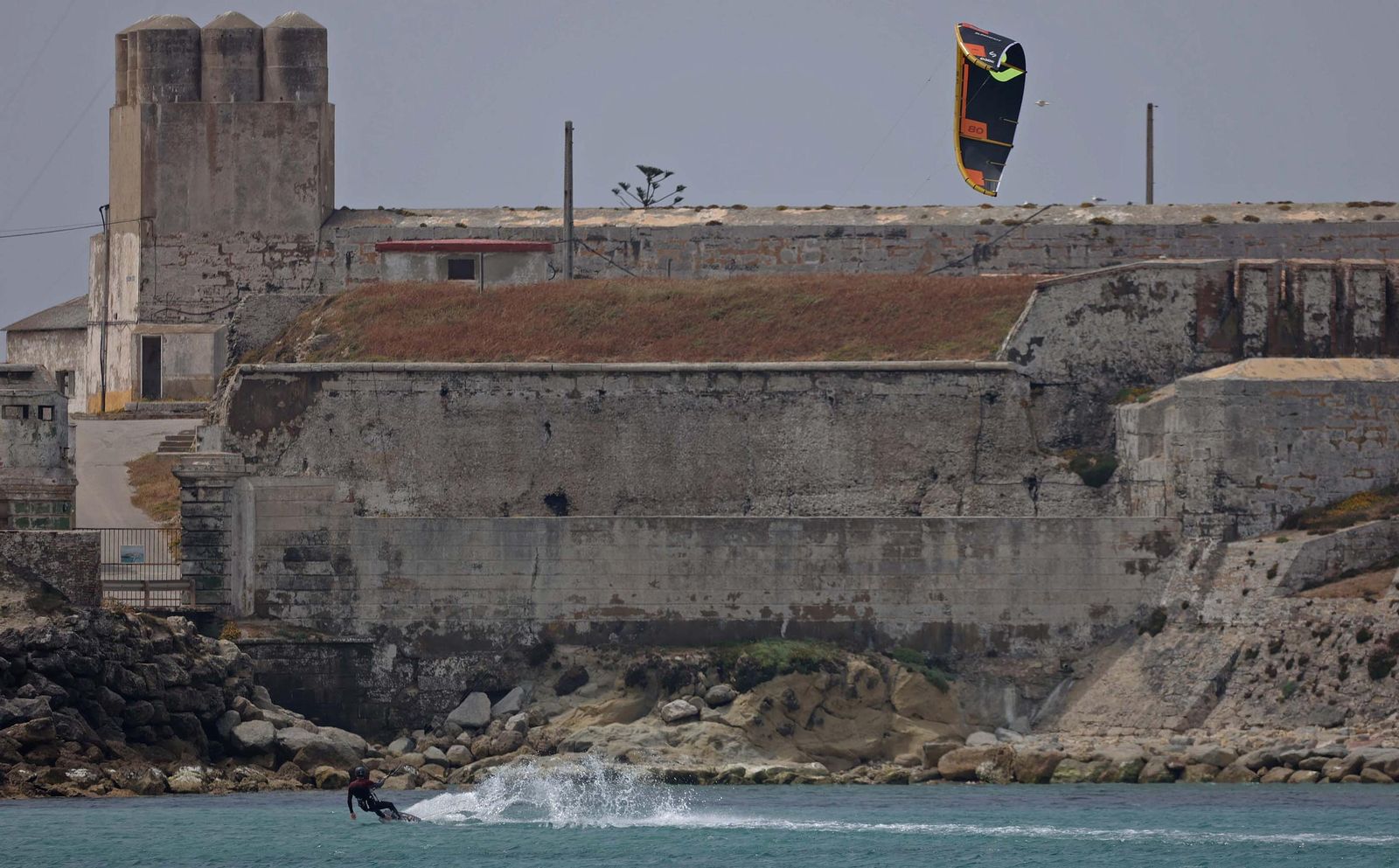 Fotos de Lorenzo Casati y Valentin Hoenderop, participantes del Red Bull King of the Air Tarifa 2025