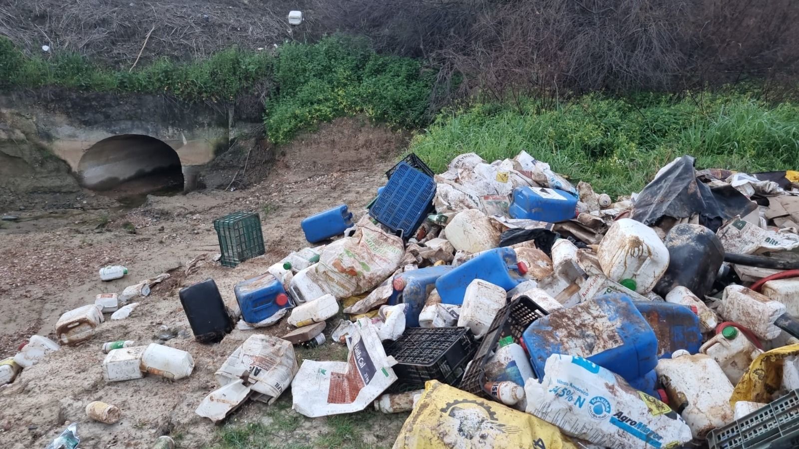 Vertido realizado junto al arroyo de Valsequillo en Lepe.