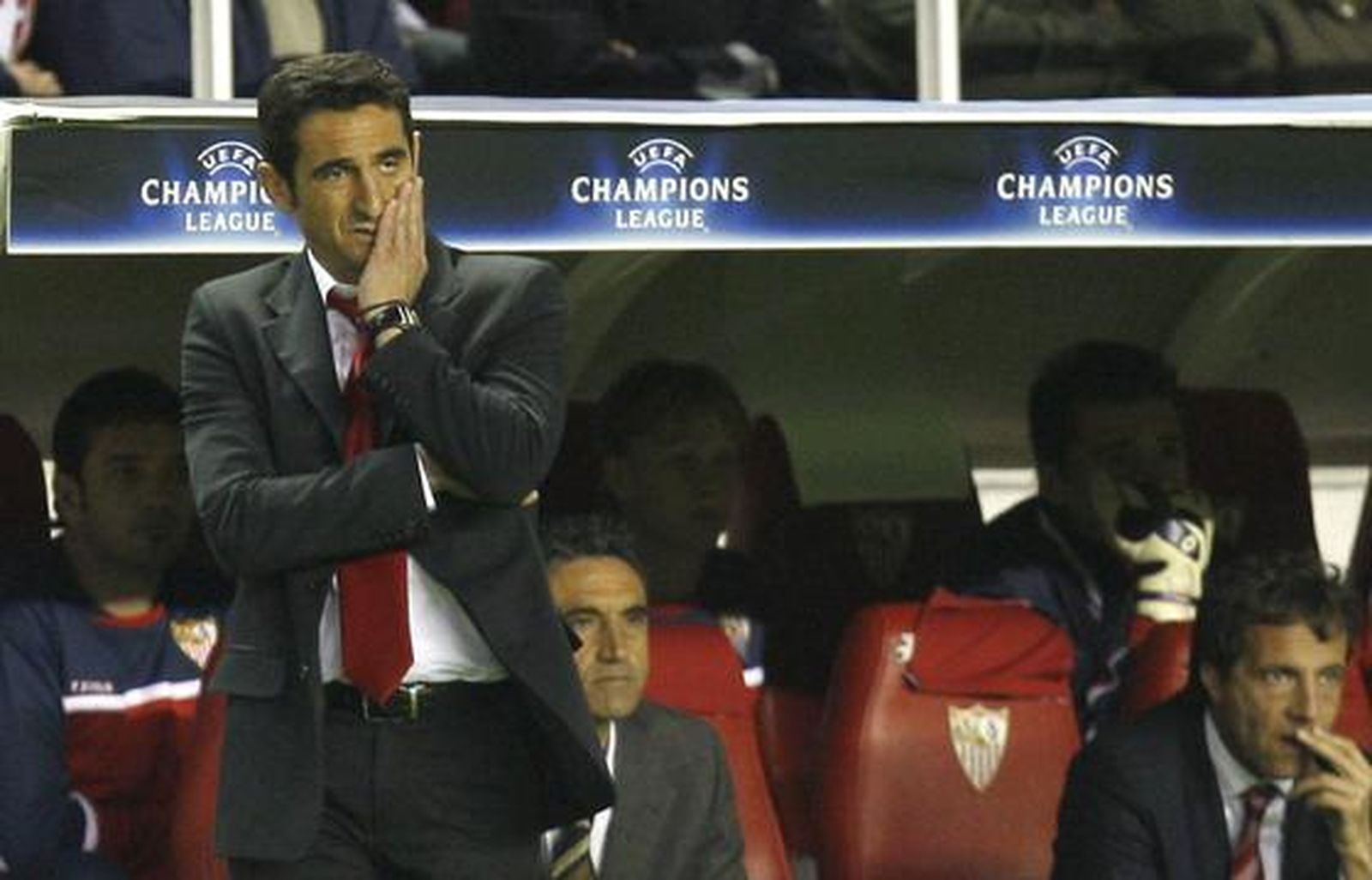 Manolo Jiménez muestra su decepción tras la eliminación del Sevilla por el Fenerbahce en la tanda de penaltis, tras el partido de vuelta de octavos de final de Liga de Campeones (2008).