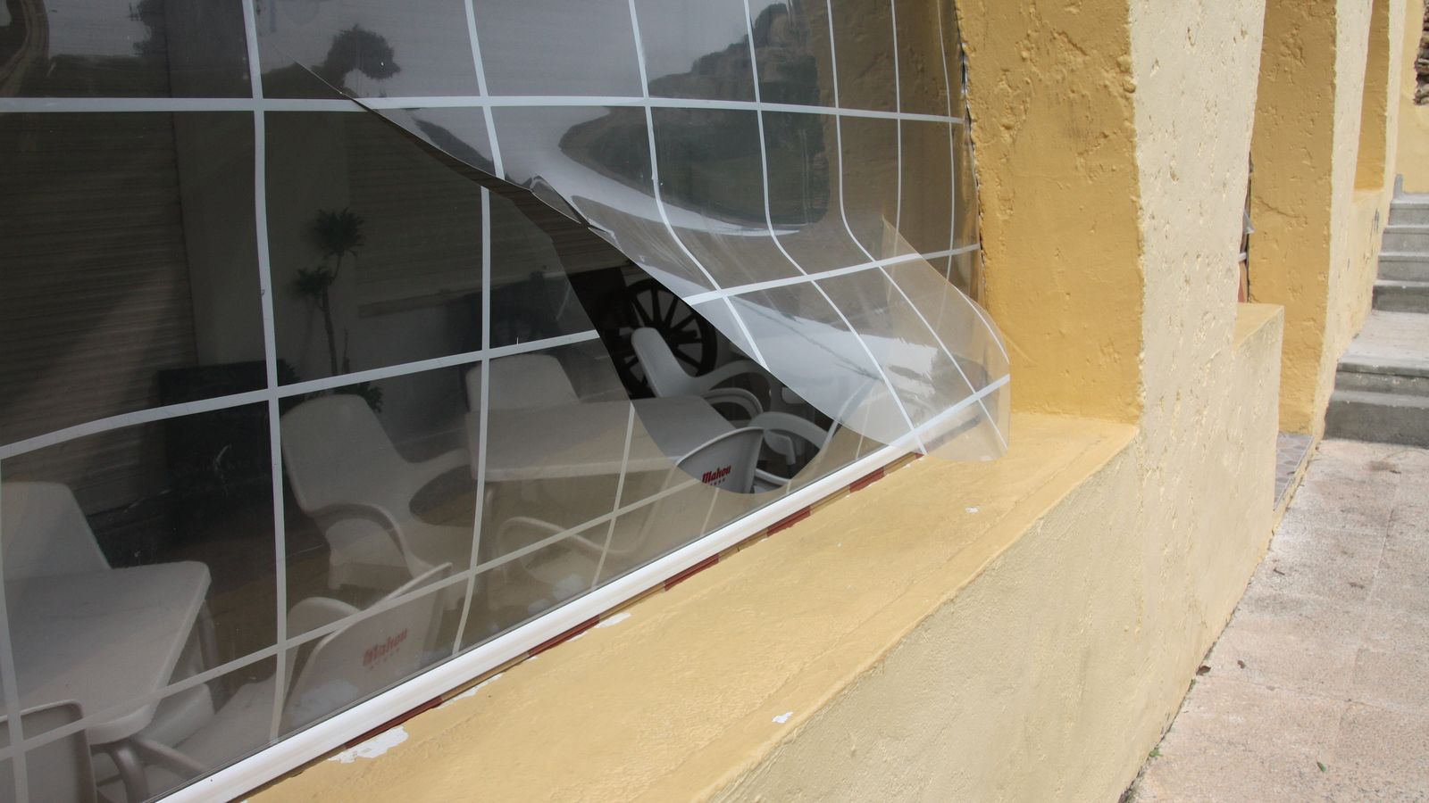 Piezas de la terraza de un bar de la zona, rajadas.