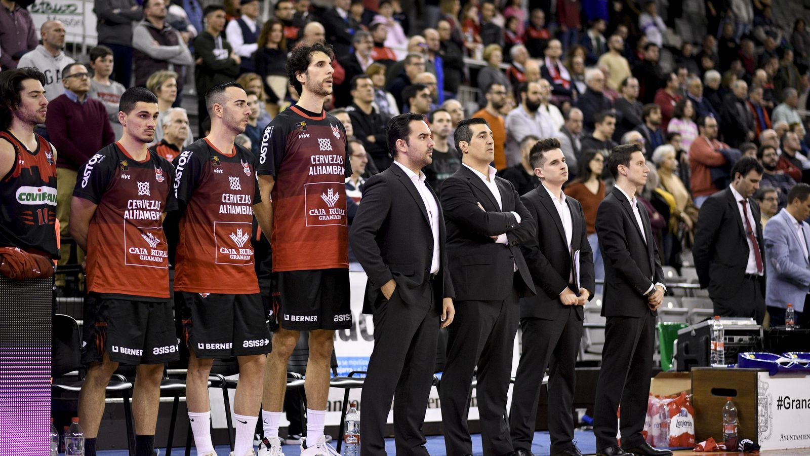 Arturo Ruiz, a la izquierda de Pablo Pin, durante un minuto de silencio en el Palacio de Deportes.