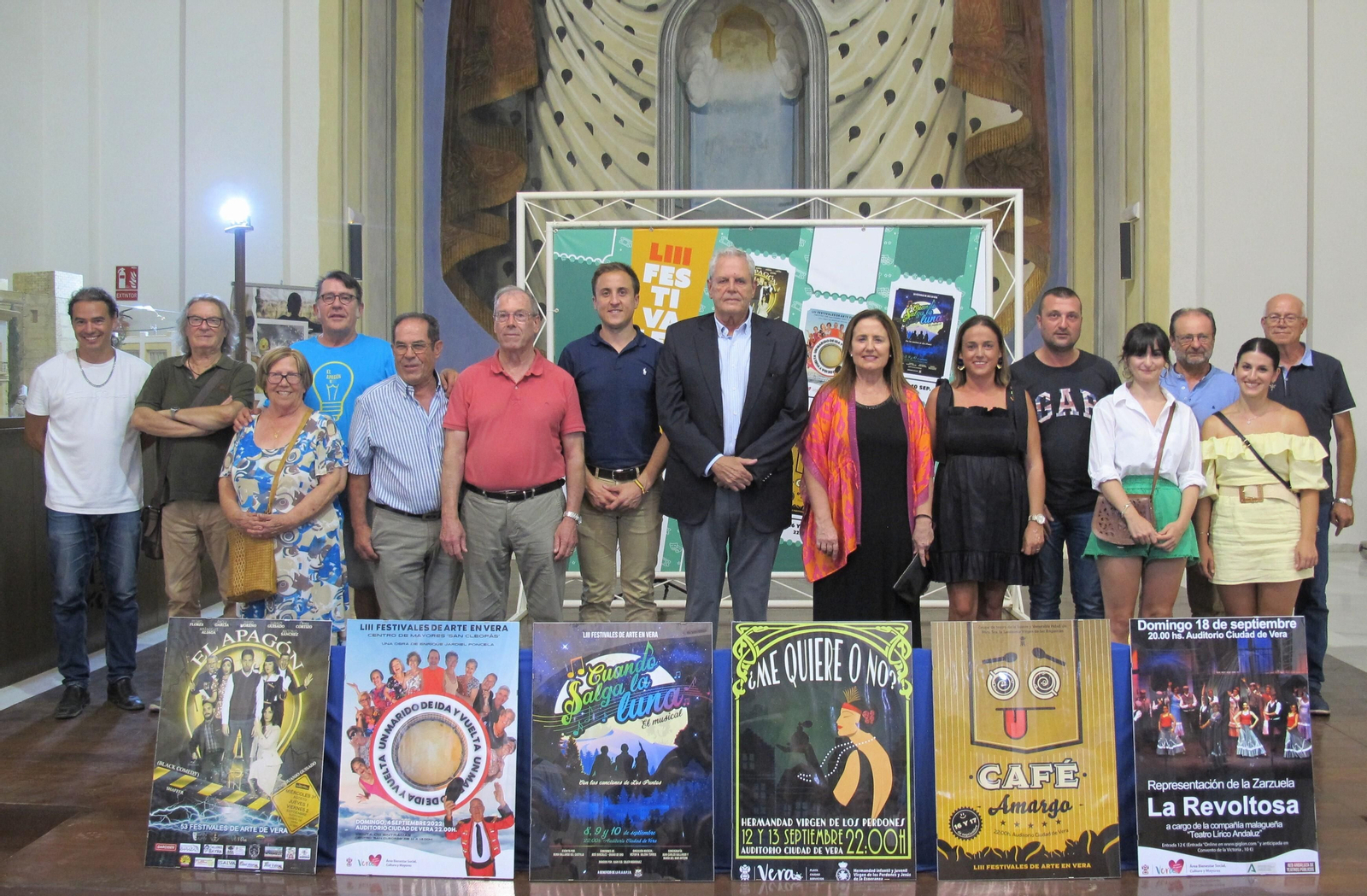 José Carmelo Jorge y María Manuel Caparrós con los representantes de los grupos.
