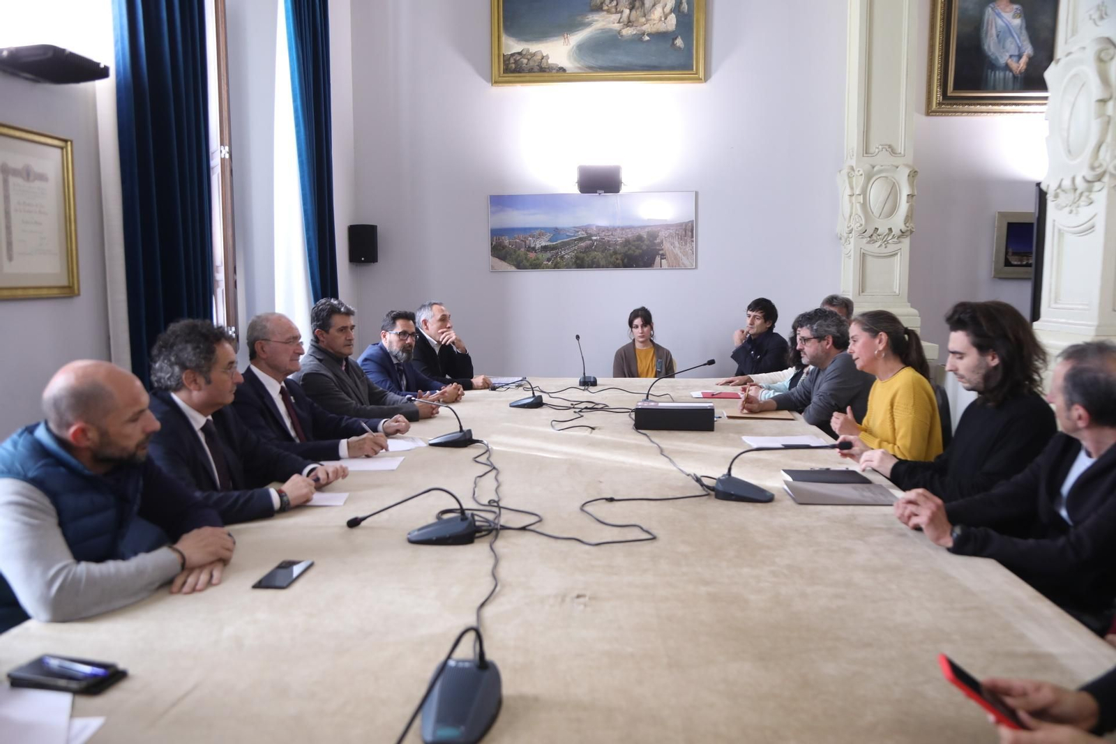 Imagen de la reunión entre el Ayuntamiento y La Inivisible. Imagen de la reunión entre el Ayuntamiento y La Inivisible.