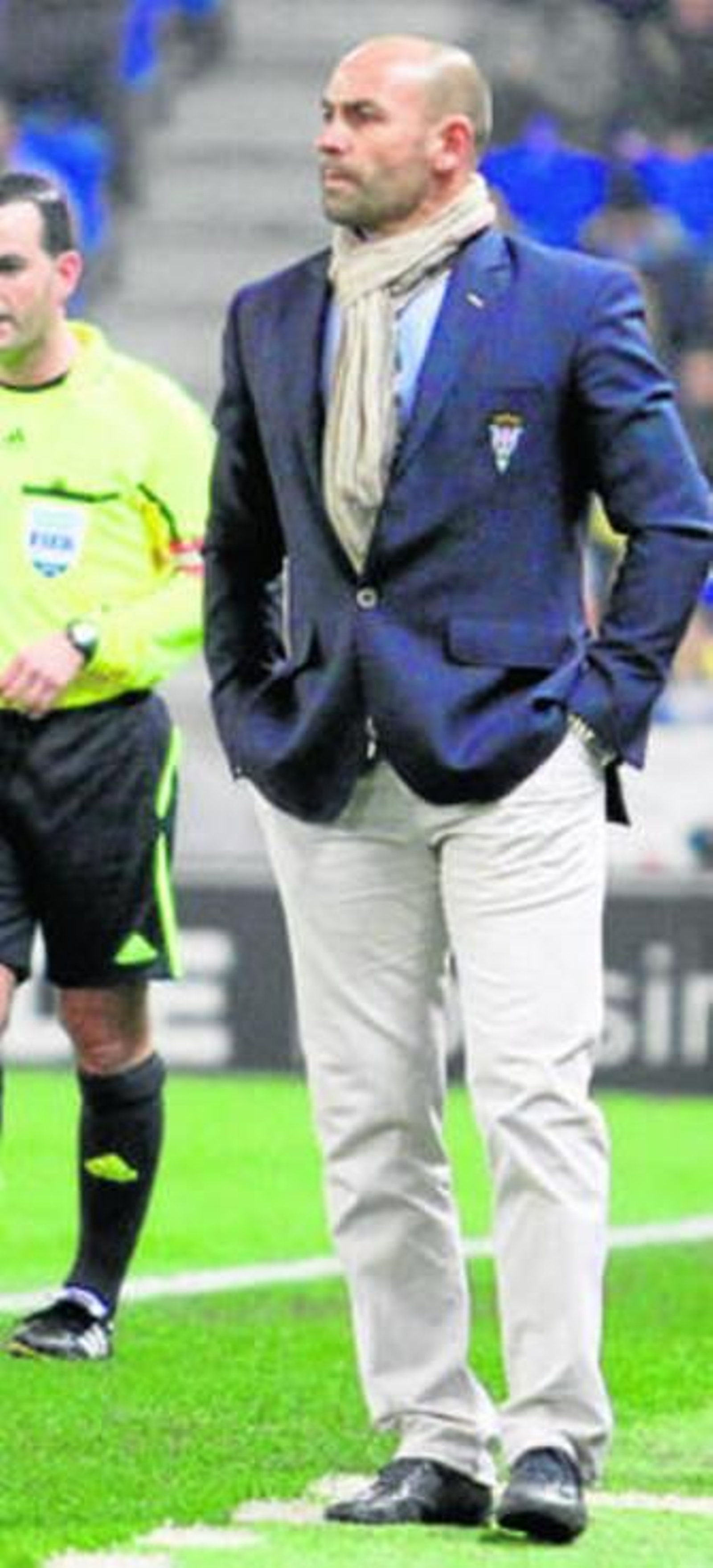 Paco Jémez observa el partido desde la banda, ayer.