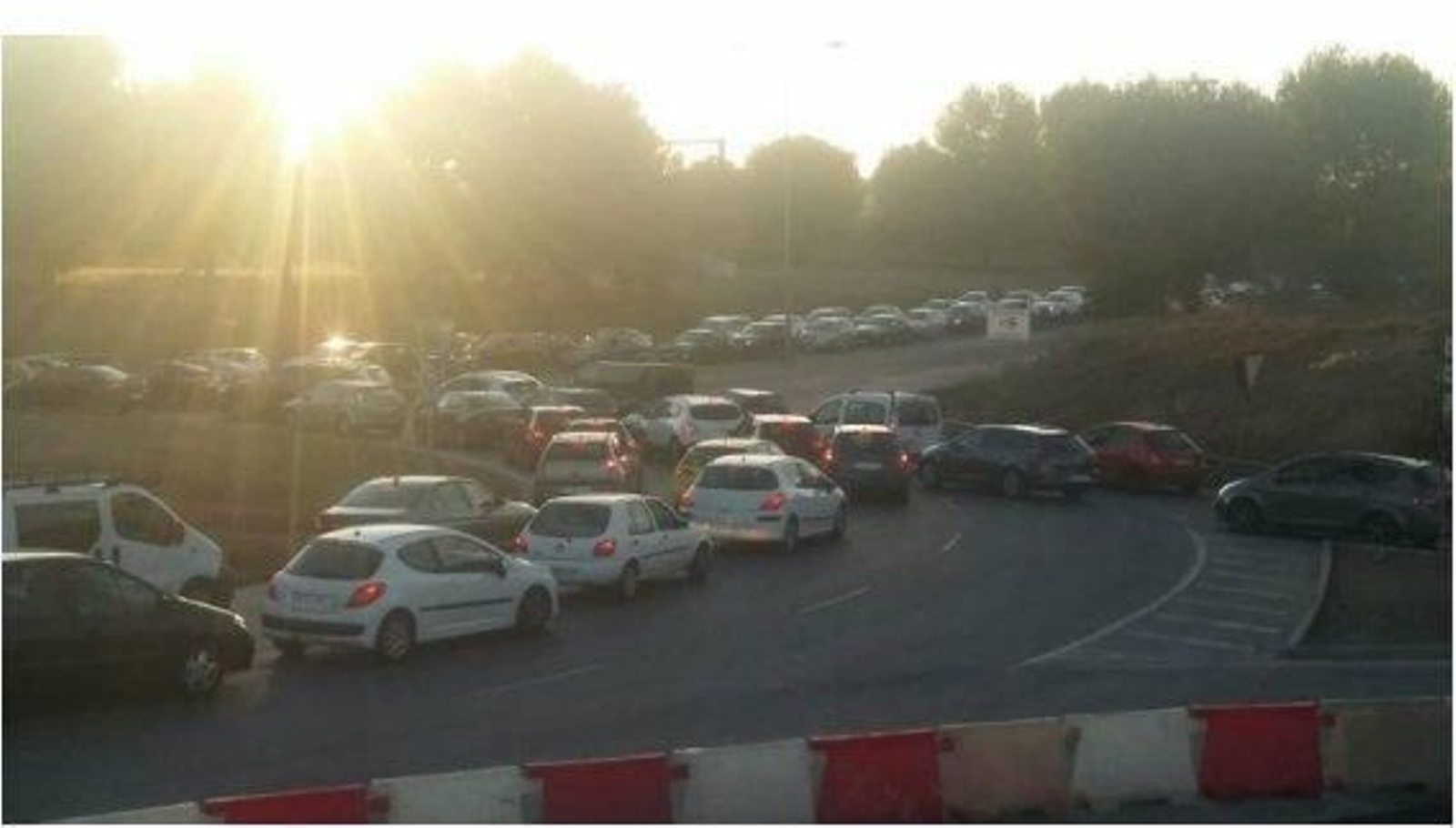 Colas de coches en los accesos al centro comercial Lagoh. Foto tomada por los vecinos.