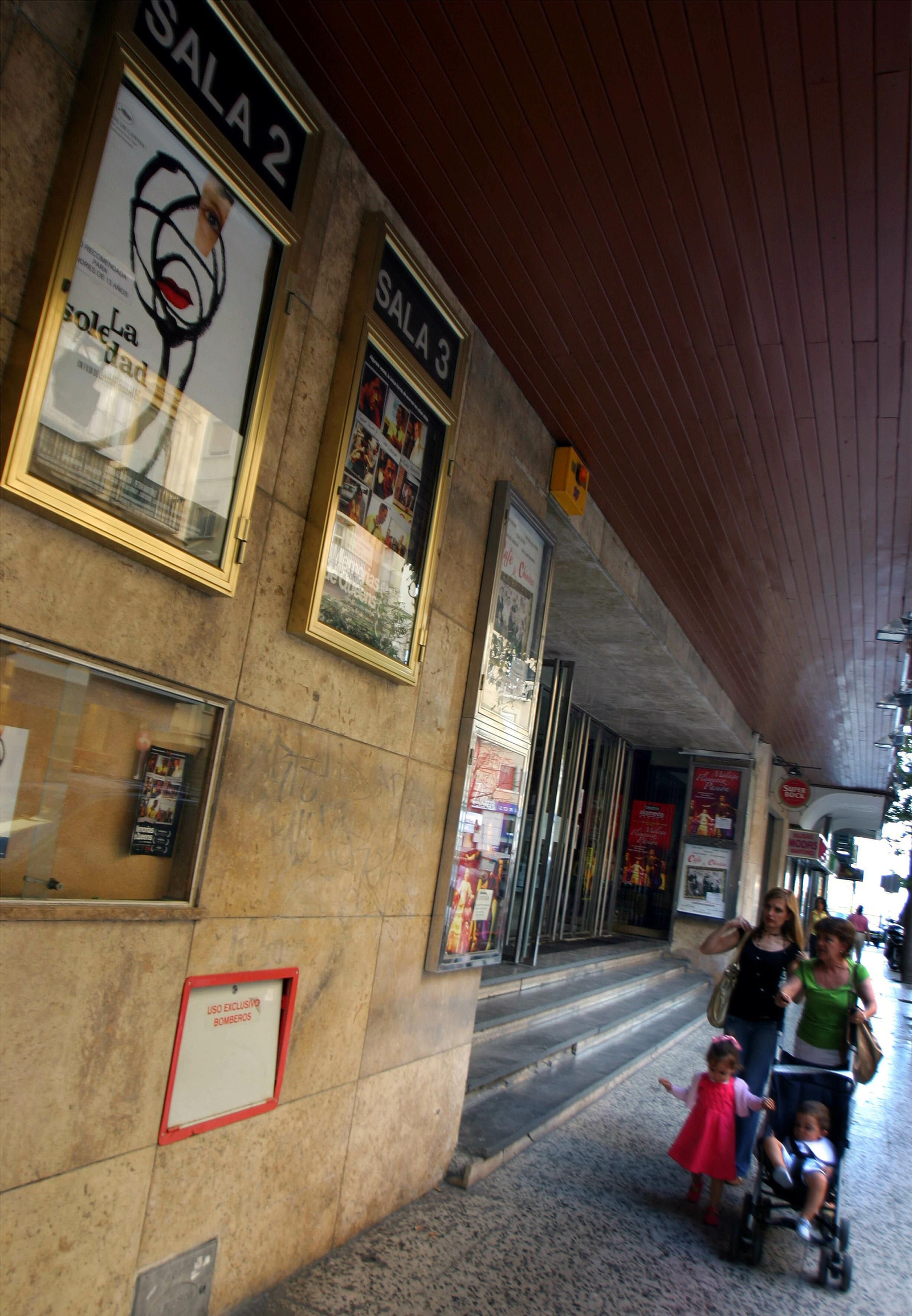La entrada de Cine Alameda en el año de Nuestro Señor 2007.