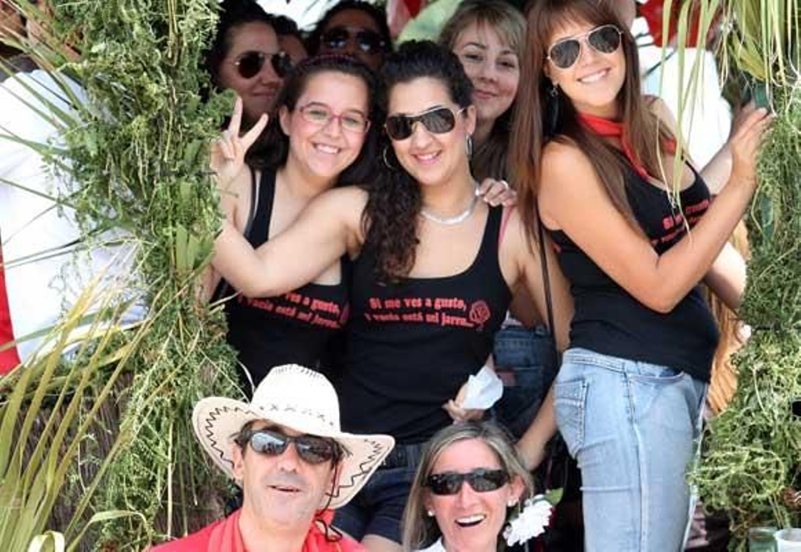 Una peña de jóvenes en su carreta

Foto: Paco Guerrero
