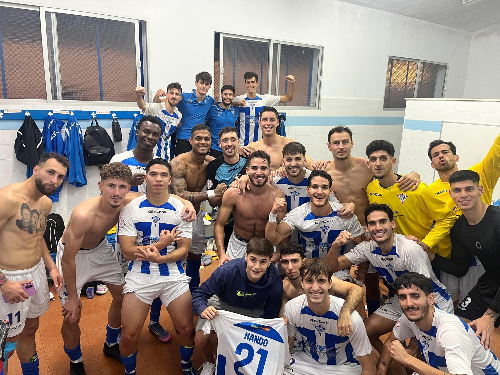 Los jugadores del Bollullos celebran la victoria en el vestuario.