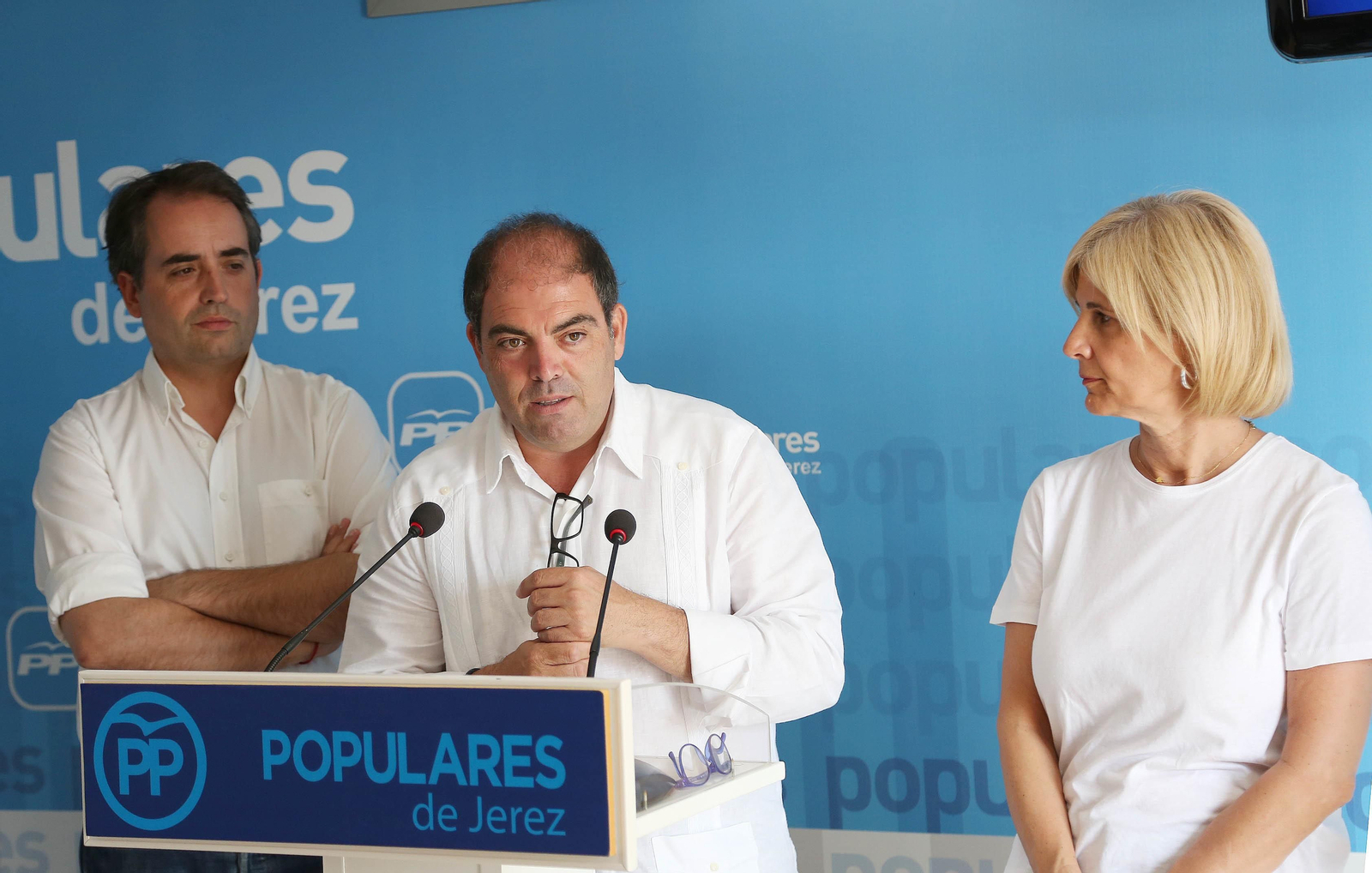 Amor, entre Saldaña y García- Pelayo, durante su intervención