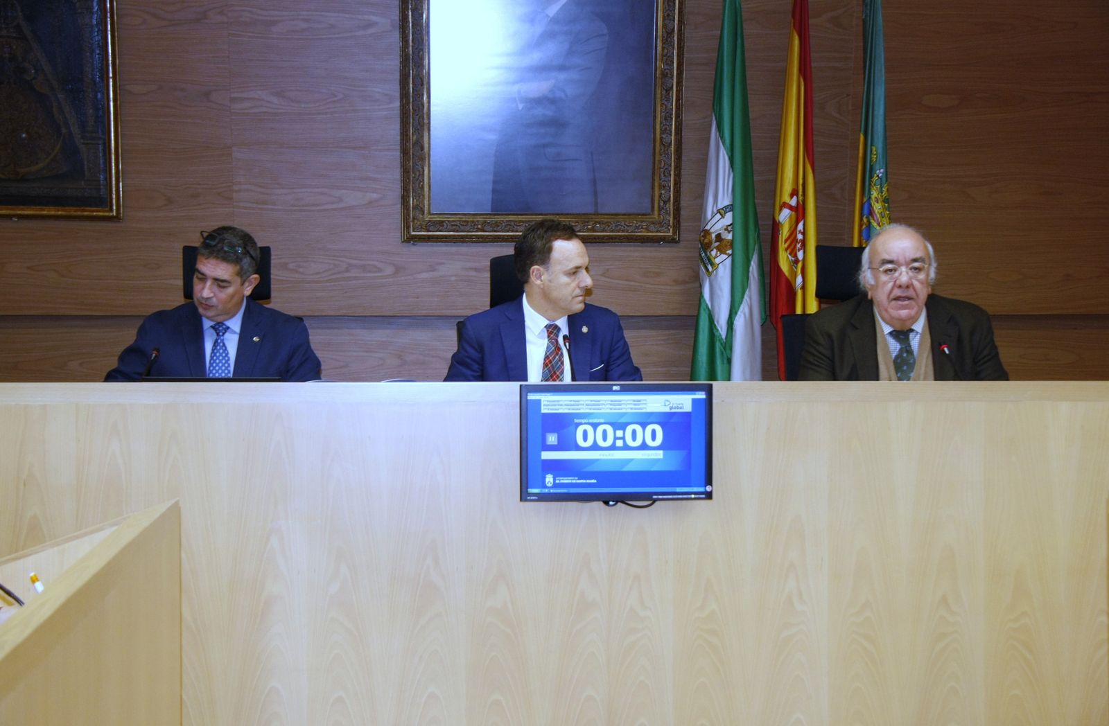 El representante del Bufete Cosano, a la derecha, junto al alcalde y vicesecretario municipal en la Junta General.