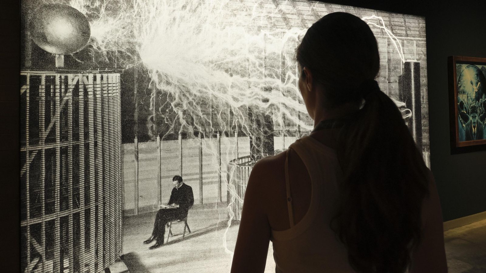 Una visitante contempla la imagen de Tesla en su laboratorio de Palm Springs.