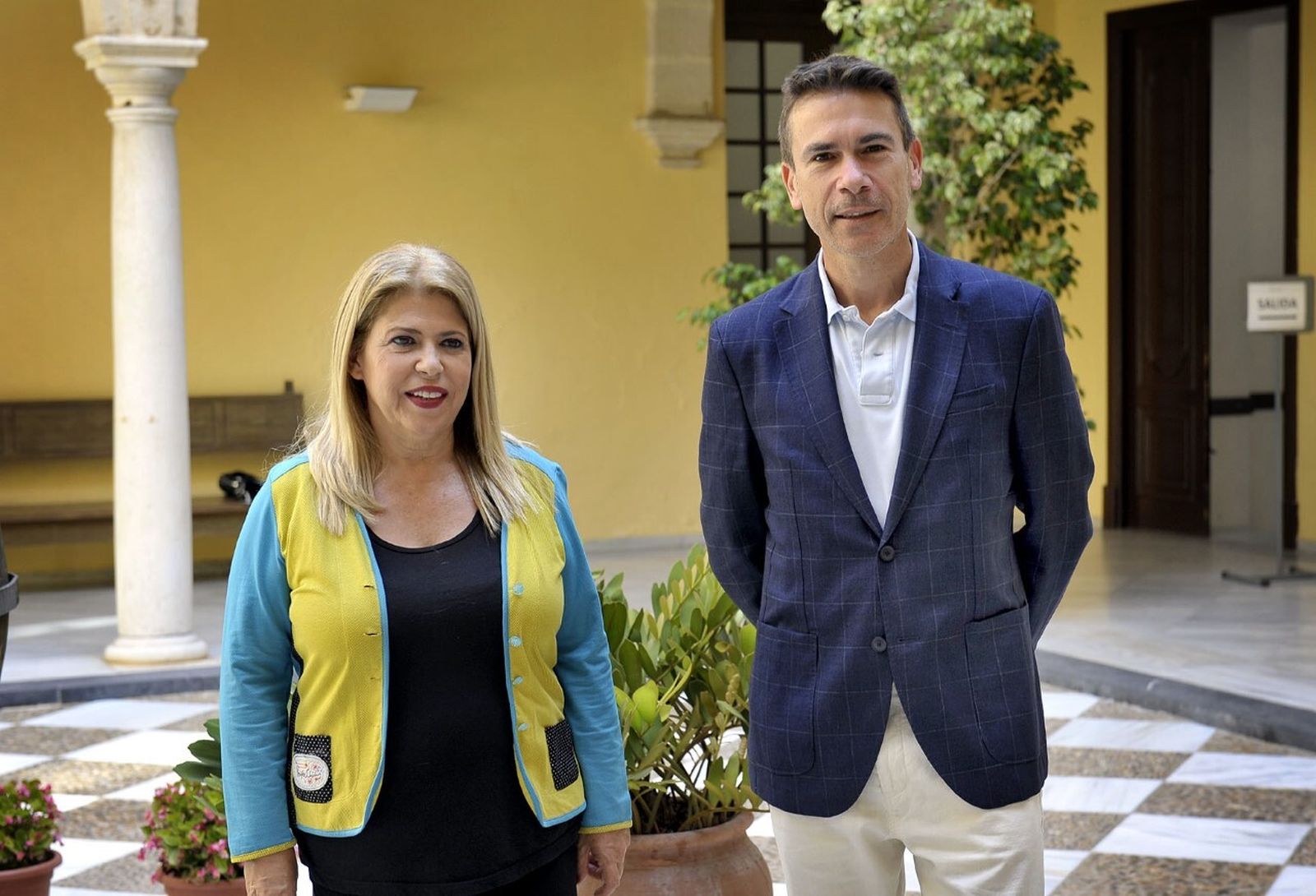 La alcaldesa se reúne con el director de Casa de América en el Ayuntamiento.