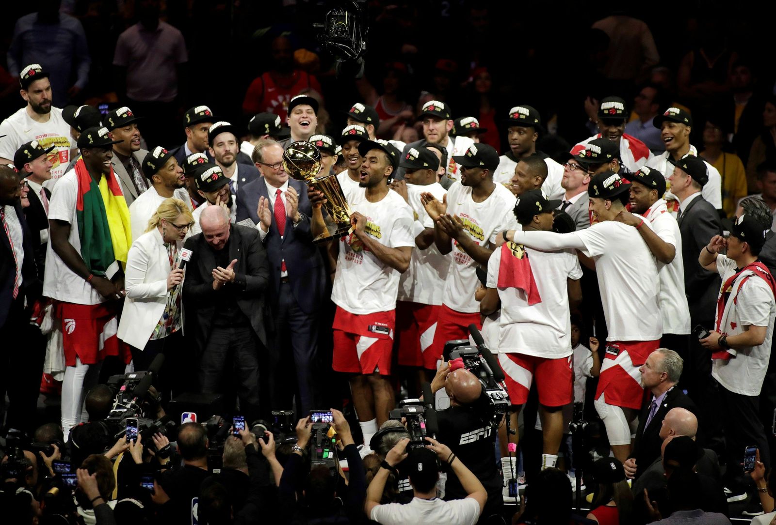 Los Raptors celebran su triunfo en la NBA.