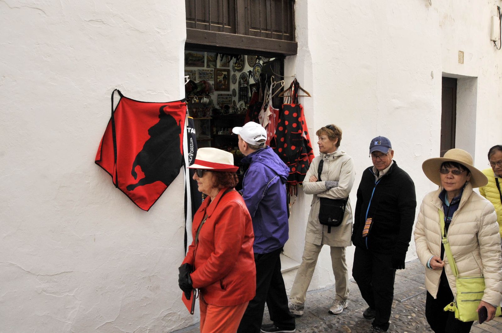 Un grupo de turistas de distintas nacionalidades disfrutando ayer del conjunto monumental de Arcos, en el arranque del puente festivo.