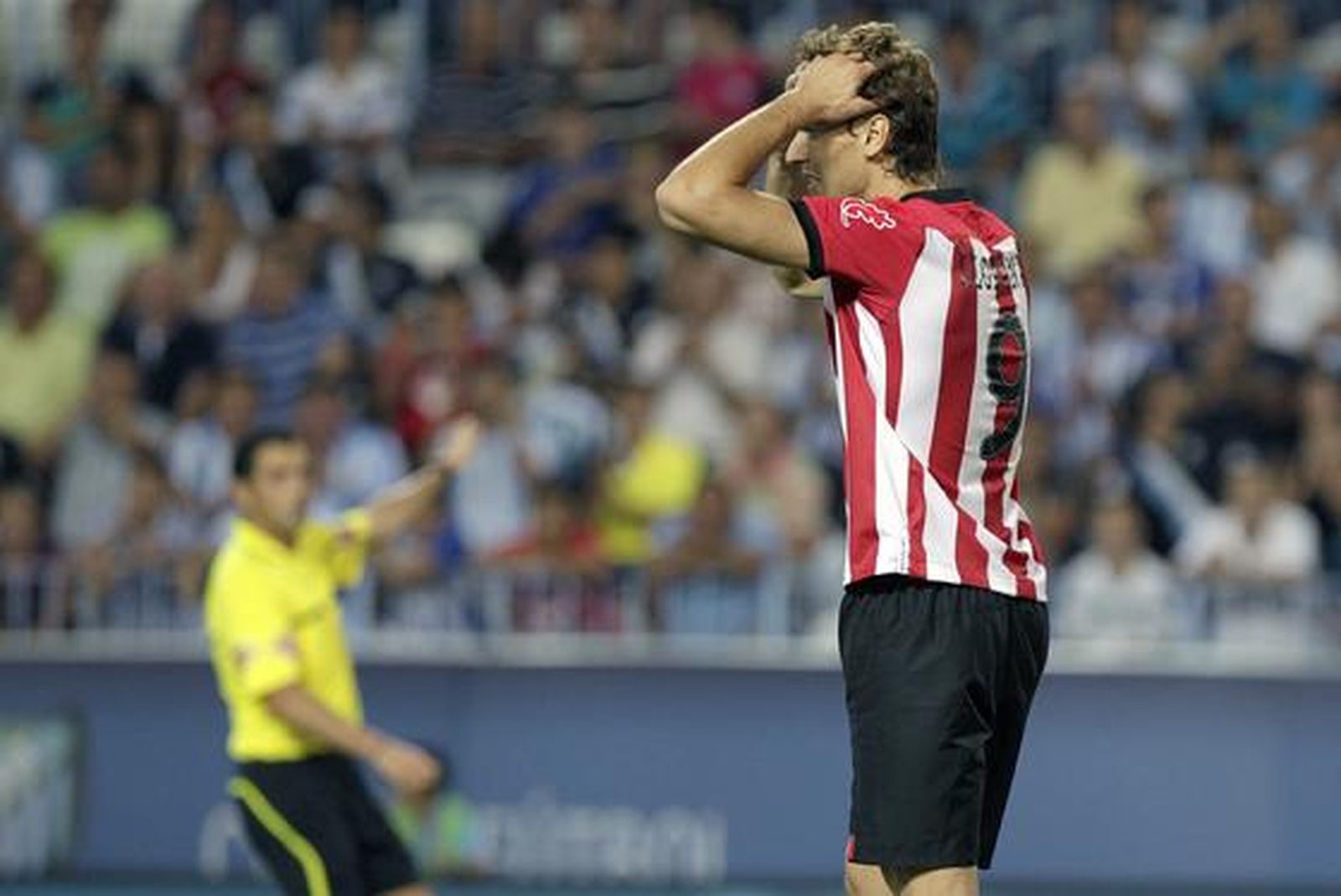 El Málaga gana su tercer partido consecutivo en Liga gracias a un gol de Cazorla de falta (1-0). / EFE