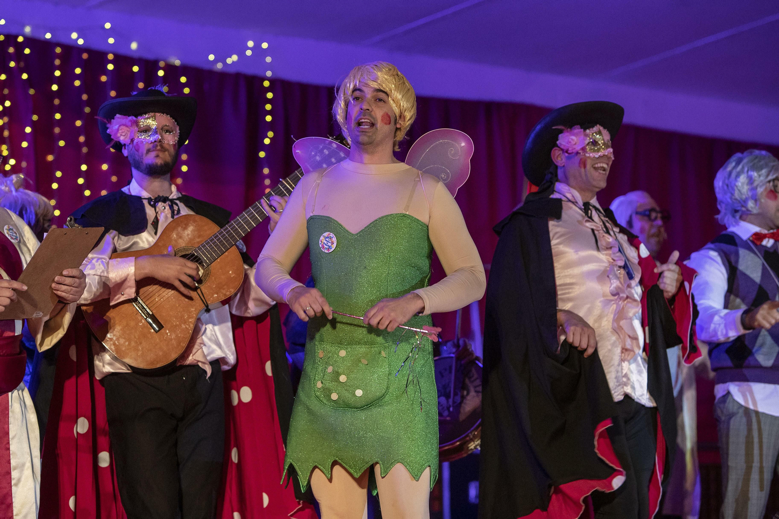 La chirigota callejera 'Los que salieron del Tuto para cantare 20 minutos', que también acompañó al pregonero.