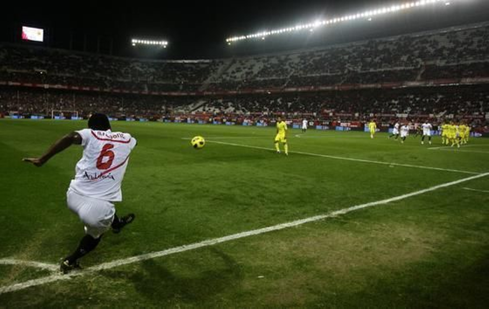 Romaric saca el córner que propició el segundo gol sevillista. / Antonio Pizarro
