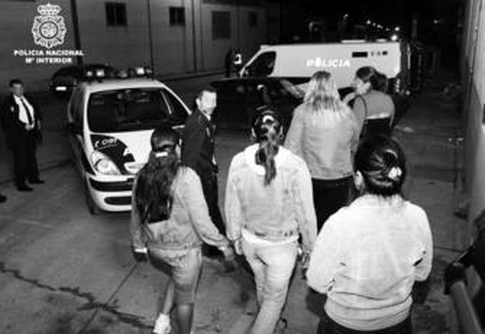 La Policía traslada a un grupo de mujeres durante la operación del fin de semana.