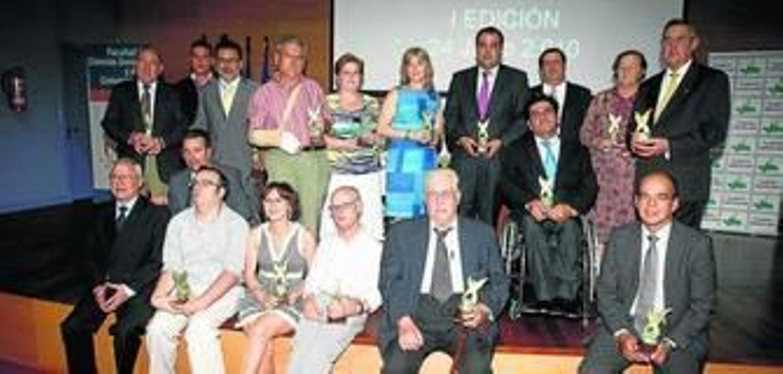 Todos los premiados posan en el salón de actos del campus de La Asunción con los responsables de Upace.