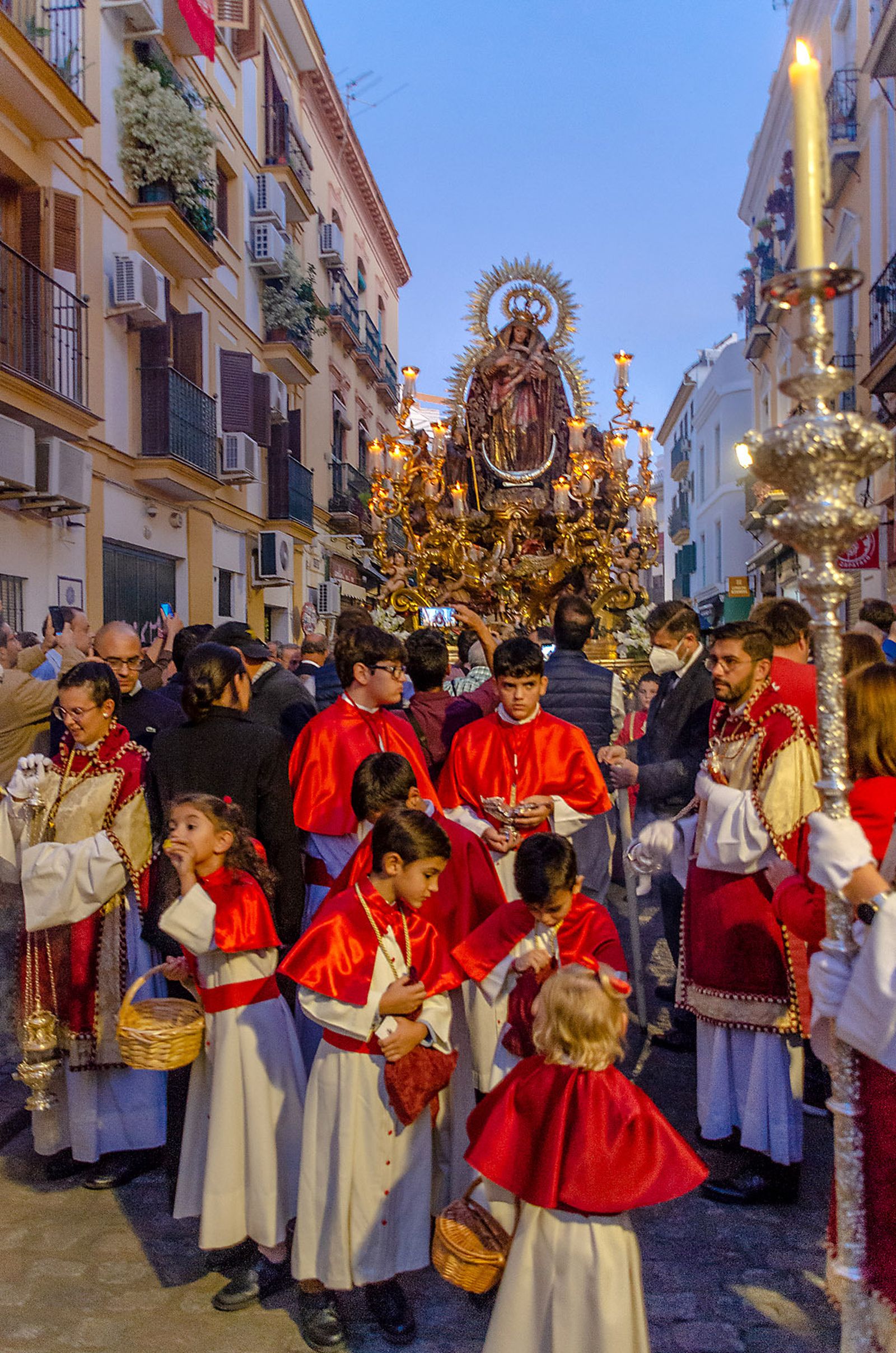 Monaguillos ante el paso de la Reina de Todos los Santos