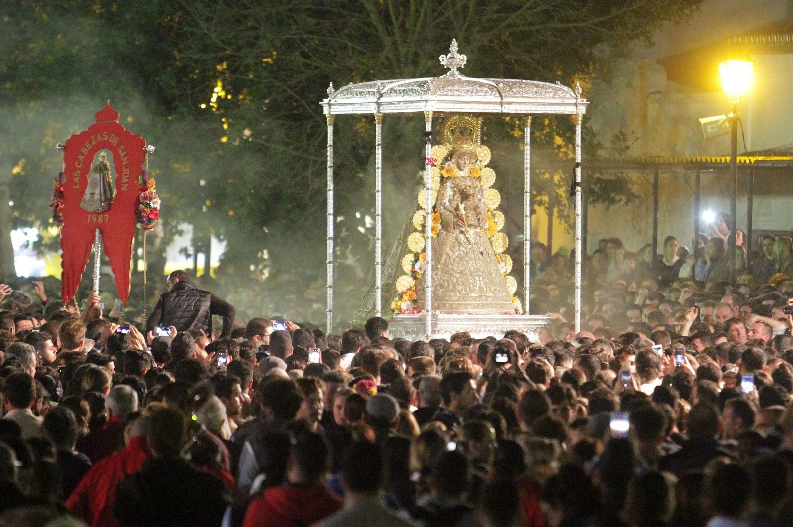 Las imágenes de la procesión de la Virgen del Rocío por la aldea en el Lunes de Pentecostés