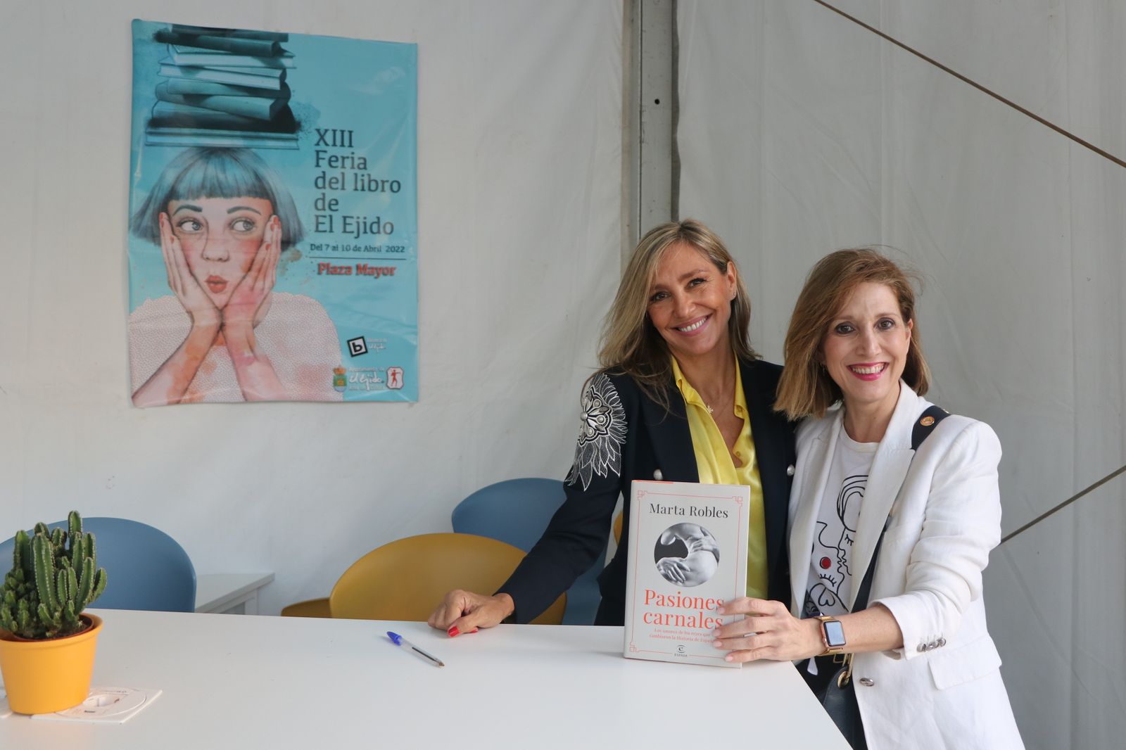 Marta Robles junto a la concejala Julia Ibáñez.