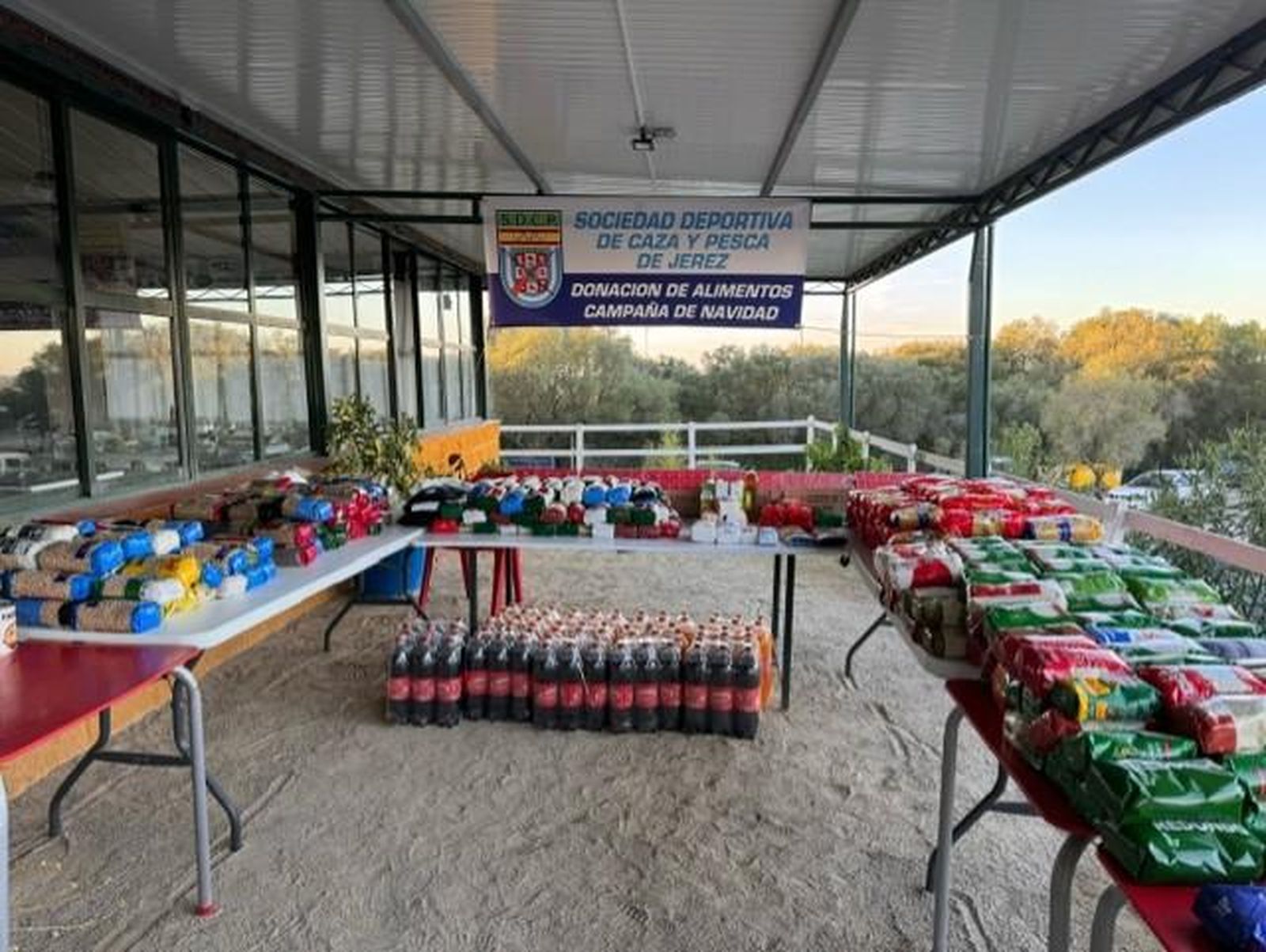 Alimentos recogidos en la tirada benéfica que se destinarán a Cáritas Santa Ana.