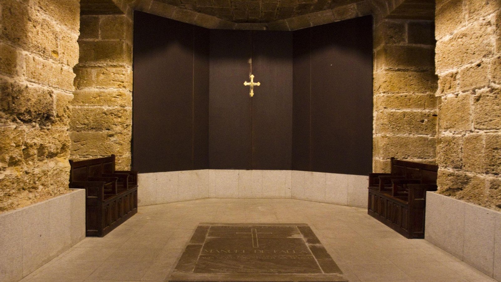 Tumba de Manuel de Falla en la cripta de la catedral de Cádiz. Tumba de Manuel de Falla en la cripta de la catedral de Cádiz.