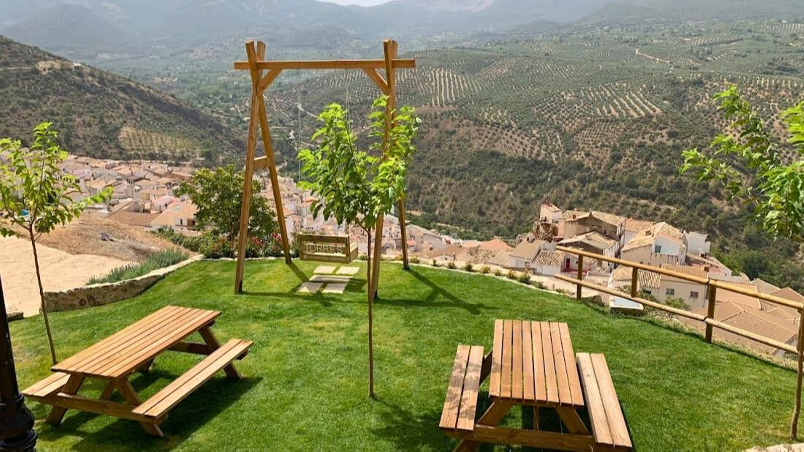 El columpio turístico de Torres, con vistas a Sierra Mágina, es el más grande de la provincia.