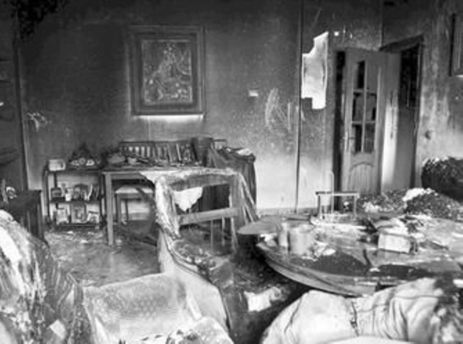 Así quedó el salón de la vivienda donde se originó el fuego.