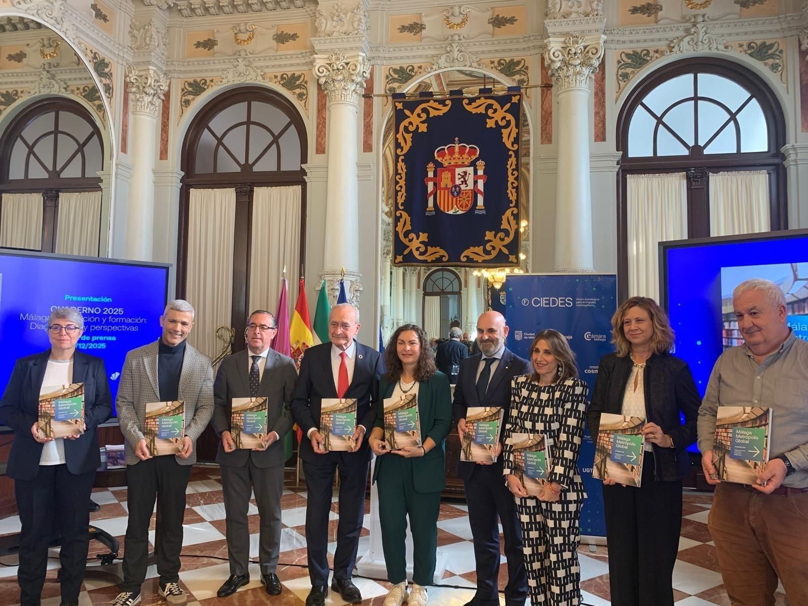 Felisa Becerra, responsable del área de coyuntura de Analistas Económicos de Andalucía; Antonio González, secretario general de  UGT; Miguel Briones, delegado de  Desarrollo Educativo y Formación Profesional y Universidad; y Francisco de la Torre, alcalde de Málaga durante la presentación del II Cuaderno de Educación ‘Málaga  Metrópolis Global’