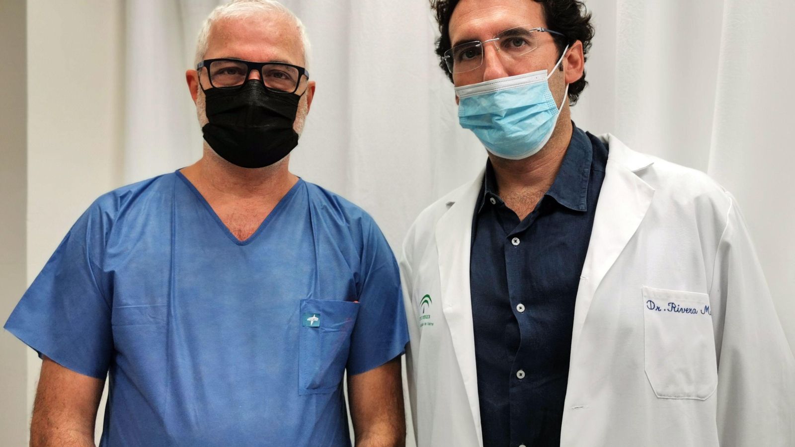 A la izquierda, el jefe del servicio de Urología del Hospital de Valme, Pedro Blasco , acompañado del urólogo que desarrolla esta técnica,  Francisco Rivera.