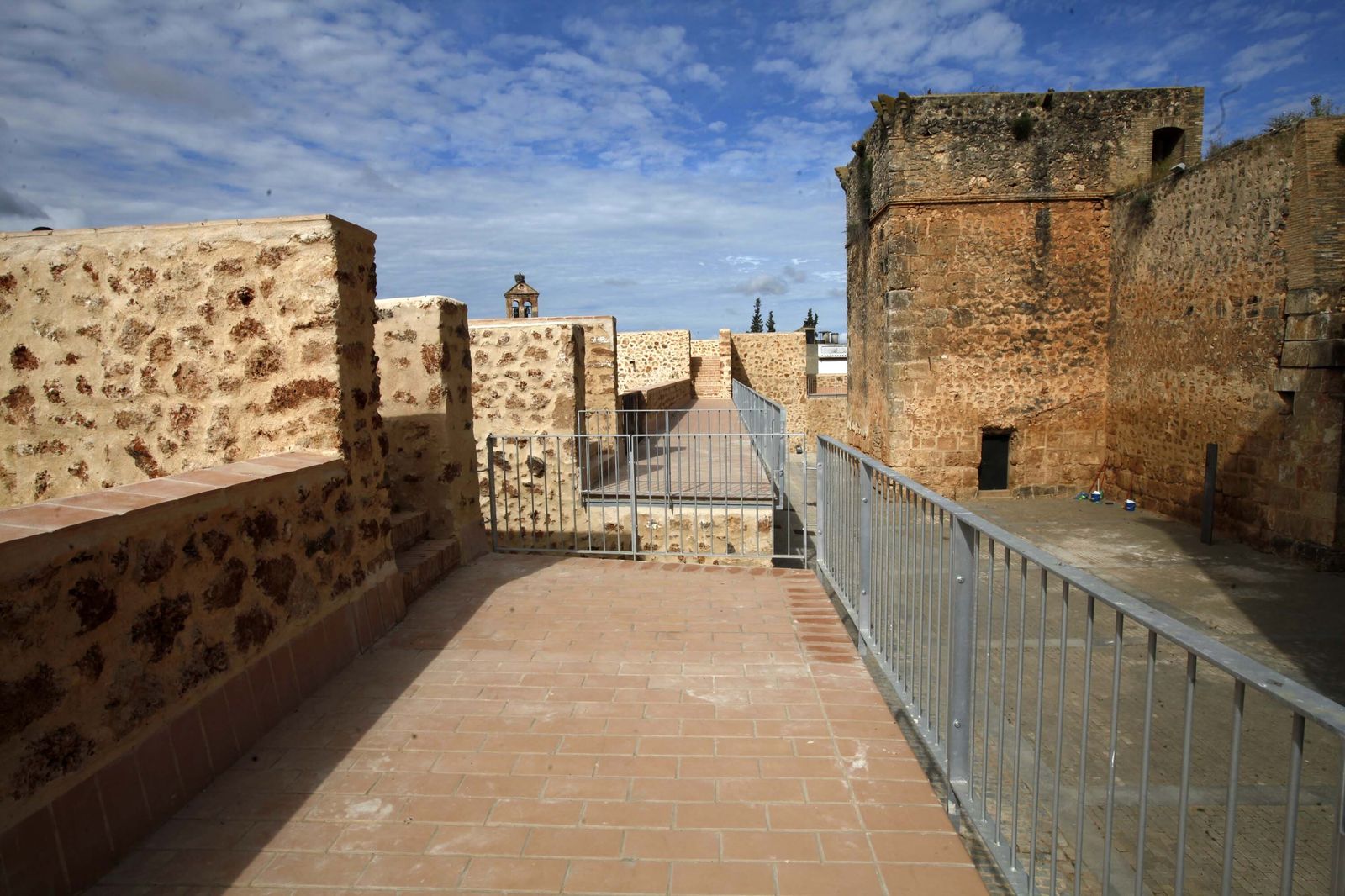 Imágenes de la restauración de la barbacana del castillo de Niebla