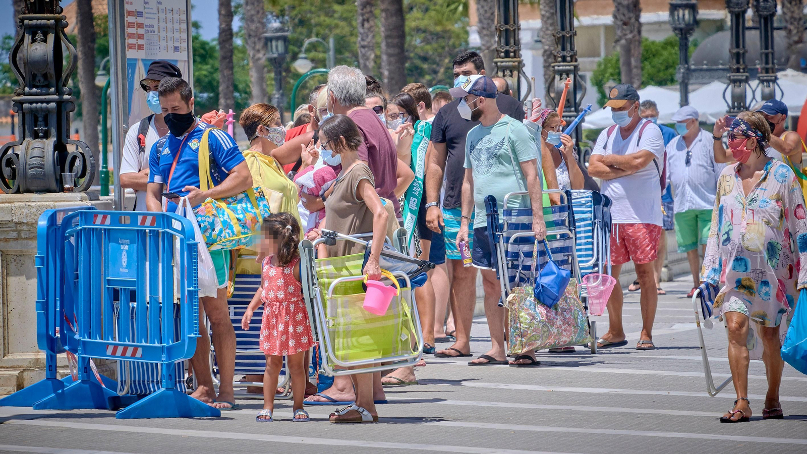 Imágenes inéditas en La Caleta con colas para entrar al completarse el aforo