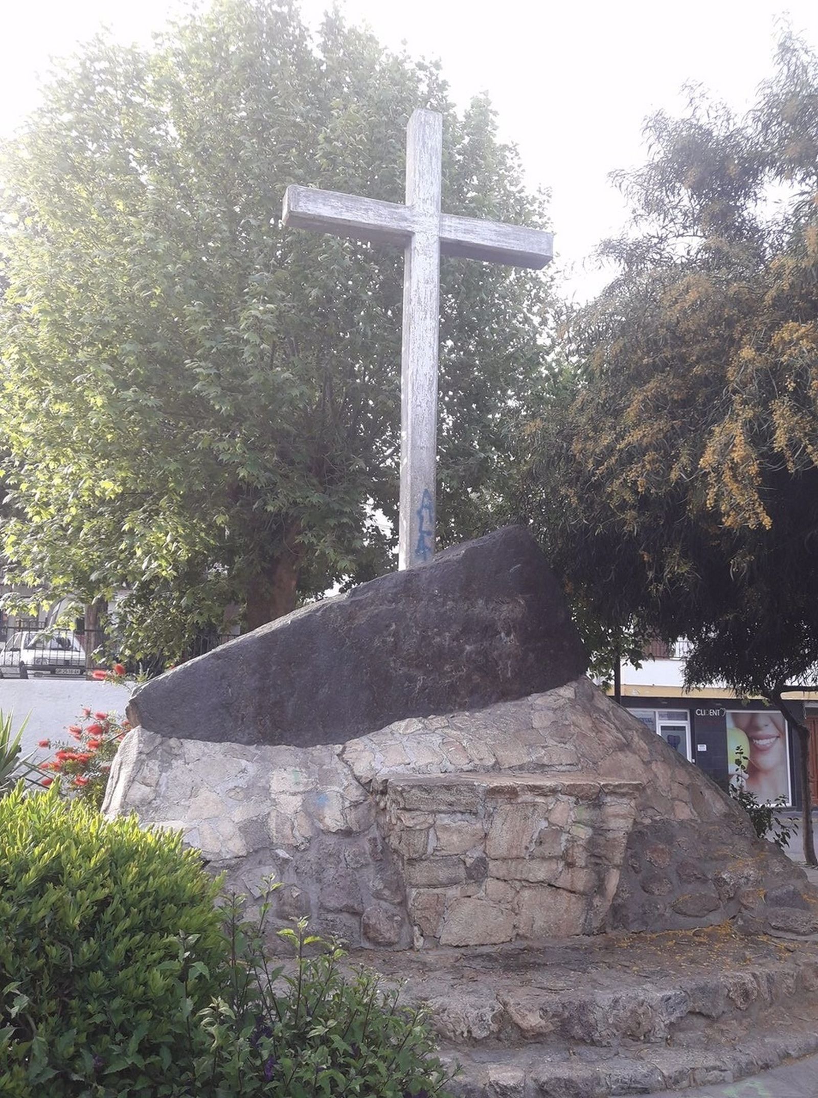 La cruz, en la Plaza de la Alpujarra.