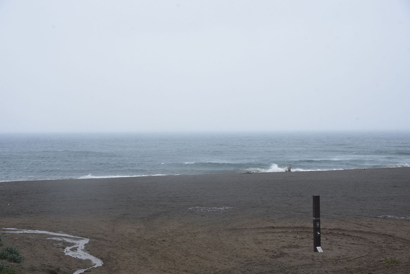 Joseph se deja ver en La Línea: imágenes del temporal desde la costa