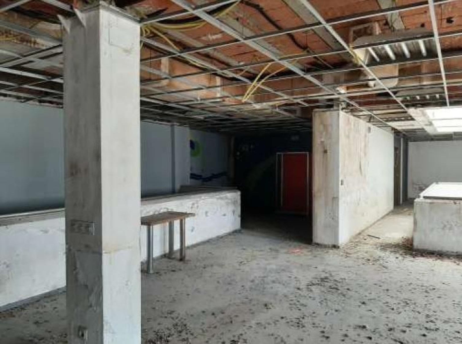 Suciedad acumulada en la antigua biblioteca de la calle Alfonso XII