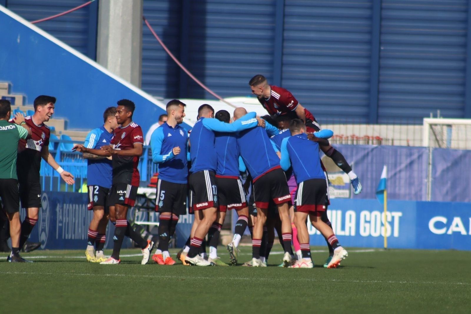 Los jugadores del Recre celebran uno de los goles anotados en la ida.