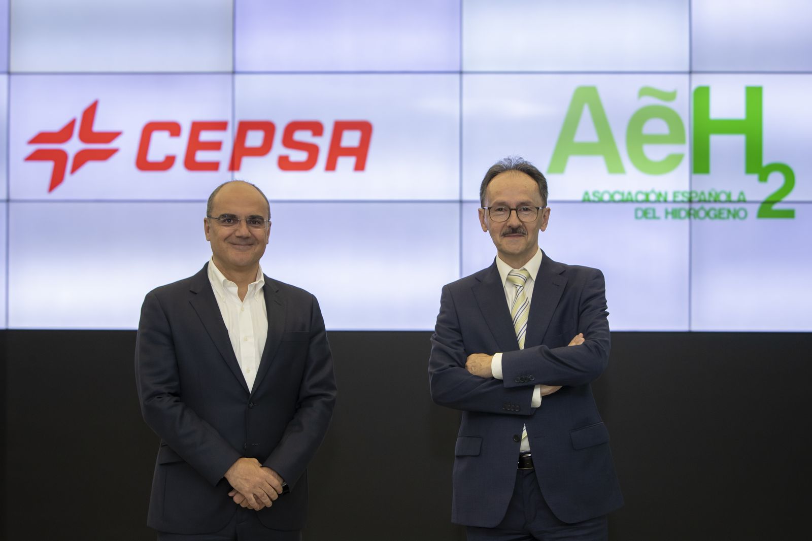 Carlos Barrasa, director Commercial & Clean Energies de Cepsa y Antonio González, vicepresidente de AeH2.