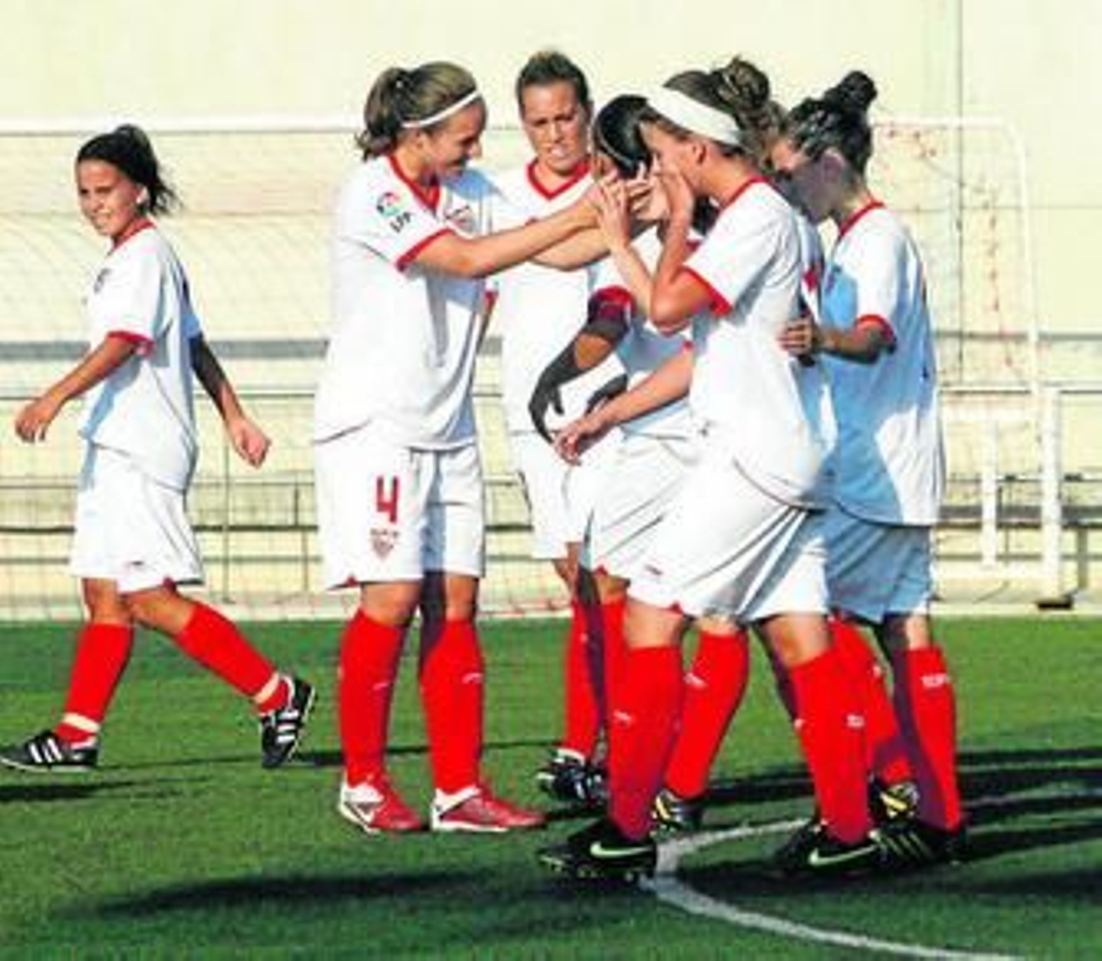Las jugadoras del Sevilla celebran un tanto.