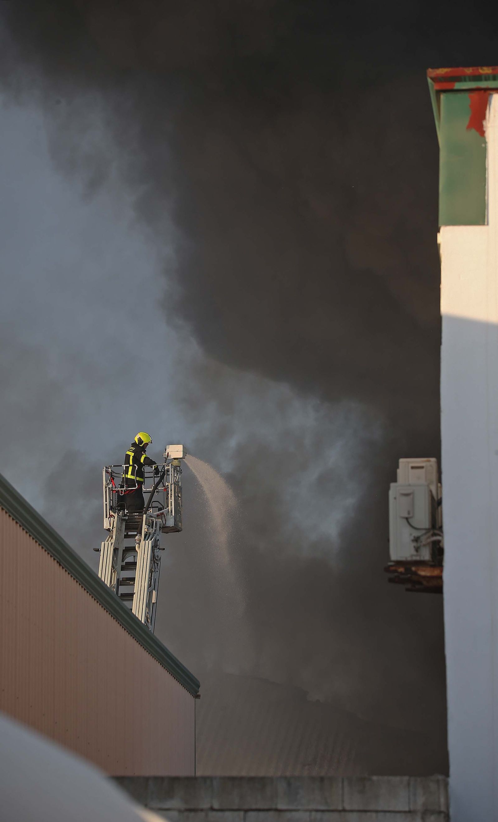 Imágenes del incendio de la nave de pinturas del polígono industrial Zabal Bajo en La Línea