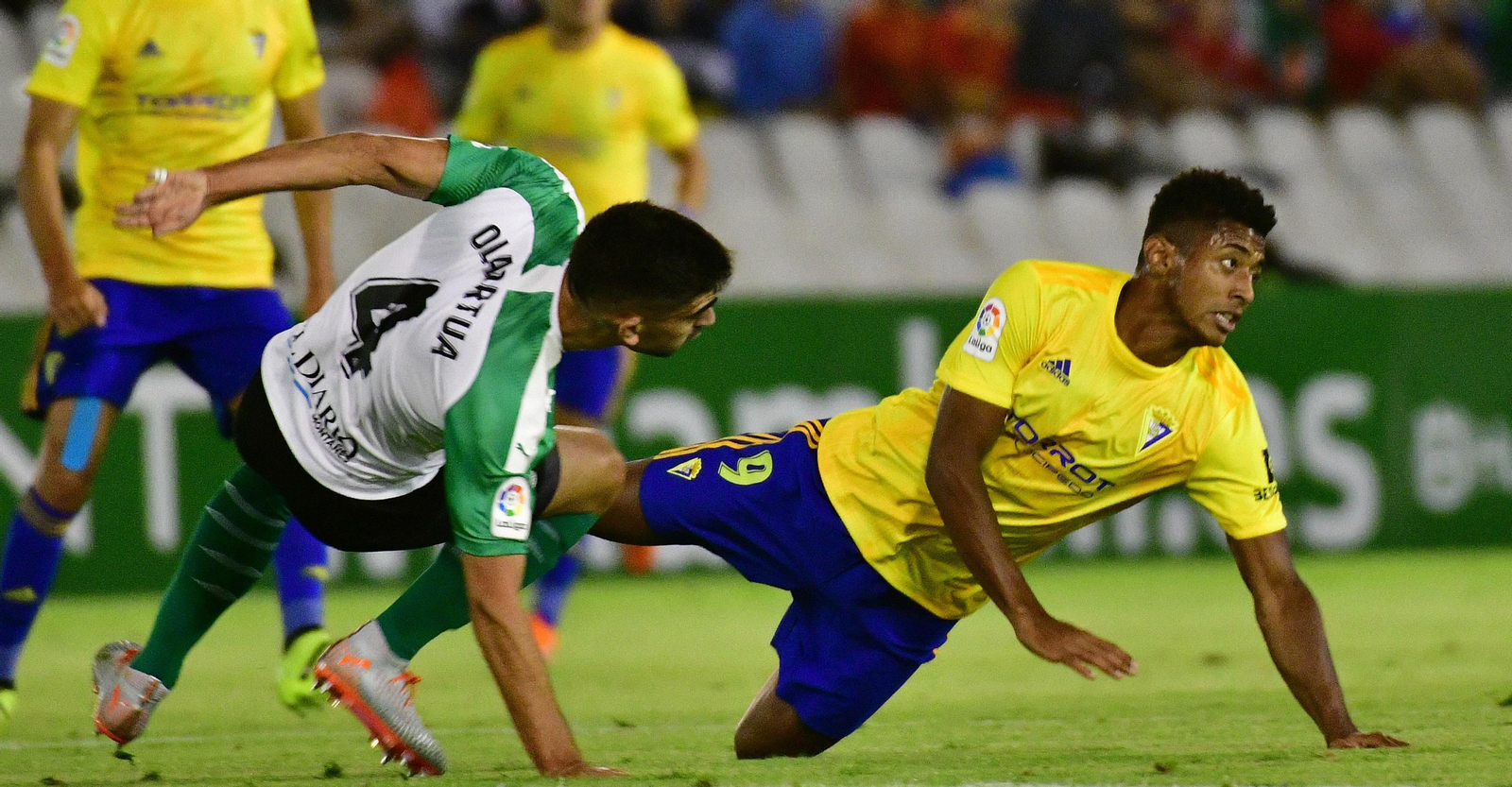 El Choco cae ante un defensor del Racing.